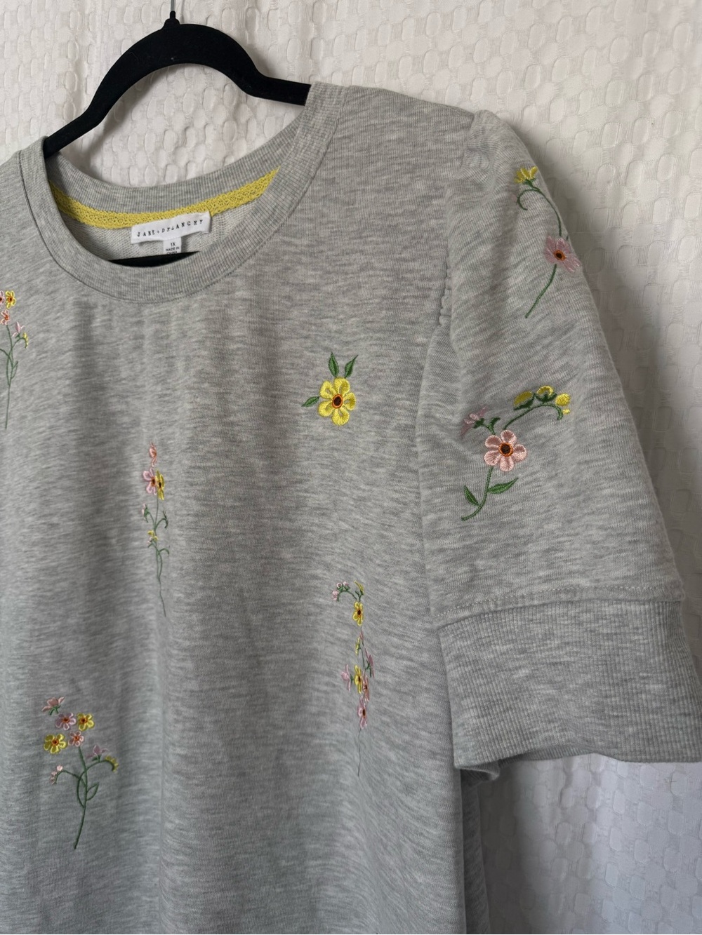 Jane + Delancey Floral Embroidered Puff Sleeve Sweatshirt Gray 1X NWOT - Picture 3 of 8